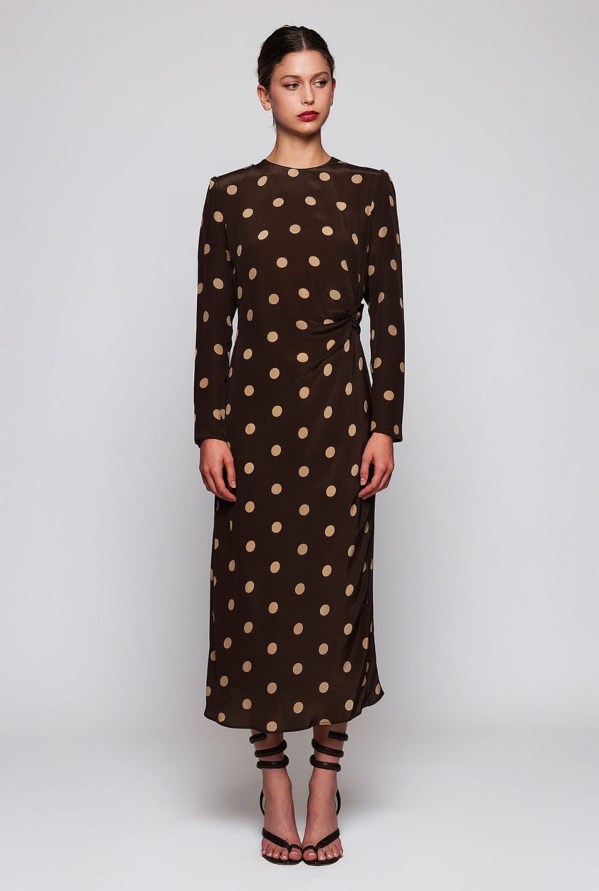 Vestido midi marrón estampado lunares camel