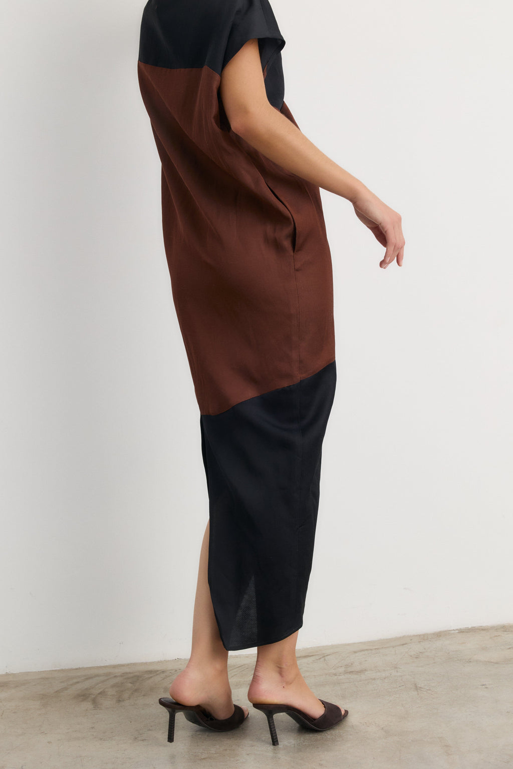 Vestido Nefertiti marrón-negro