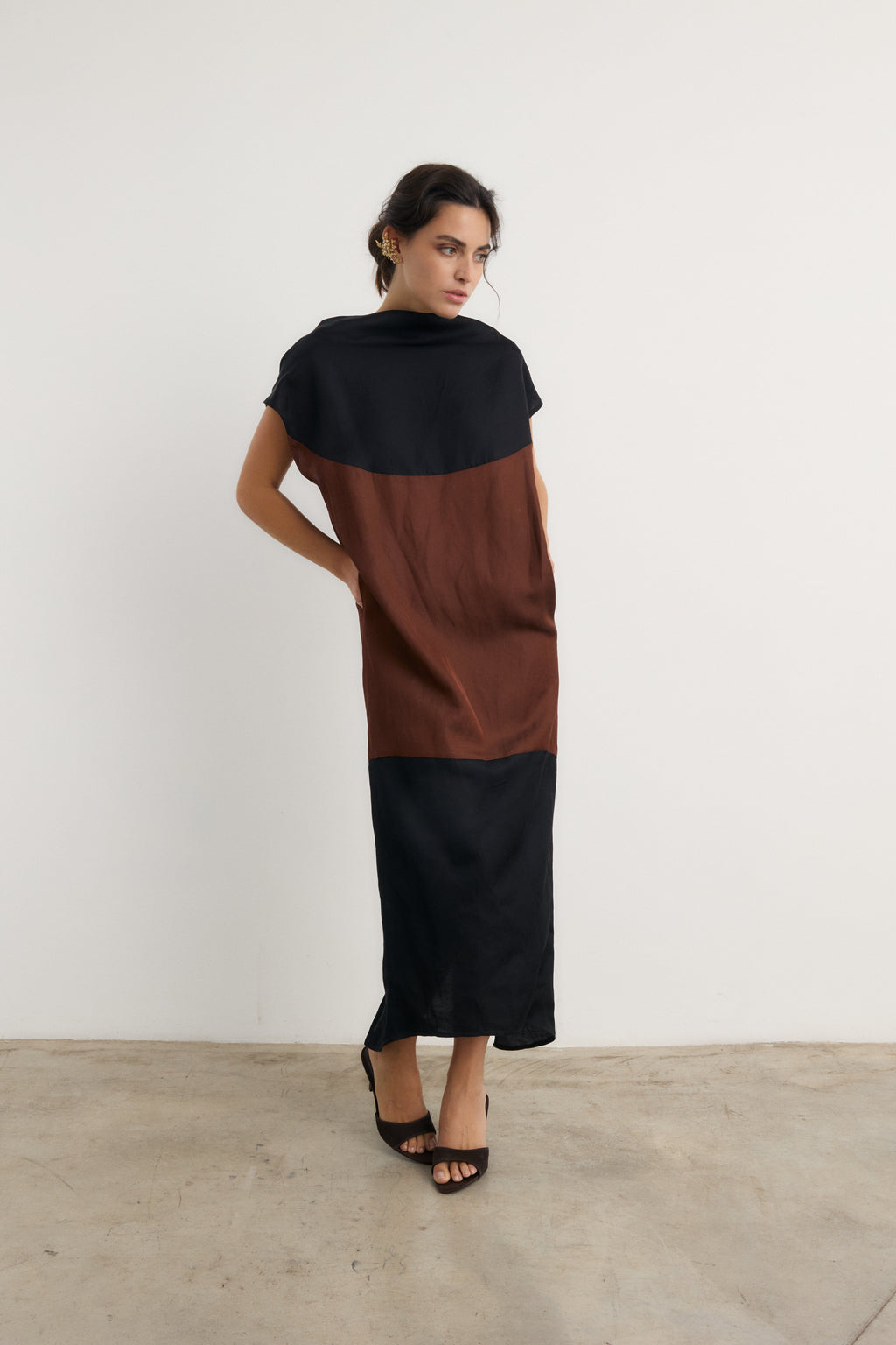 Vestido Nefertiti marrón-negro