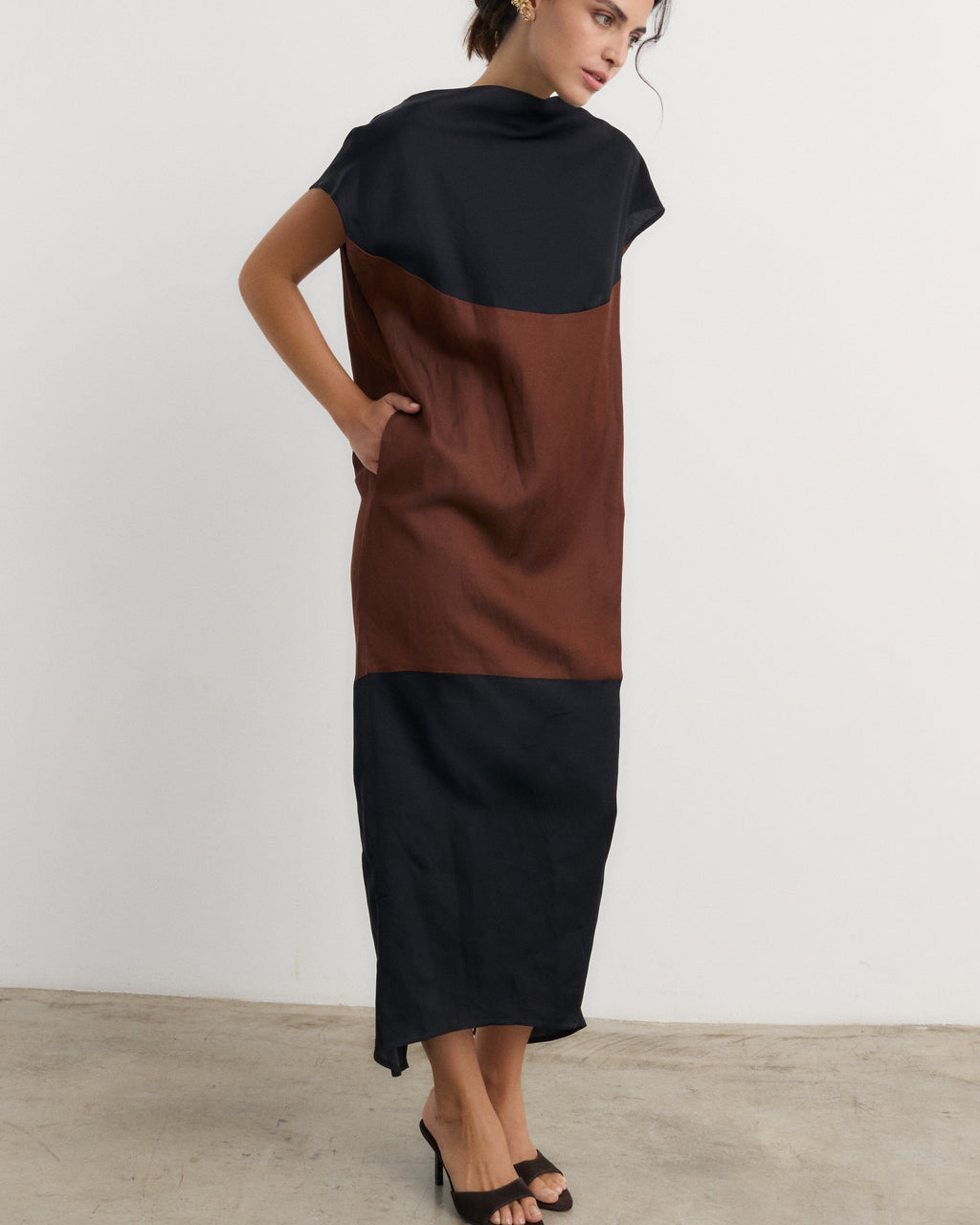 Vestido Nefertiti marrón-negro
