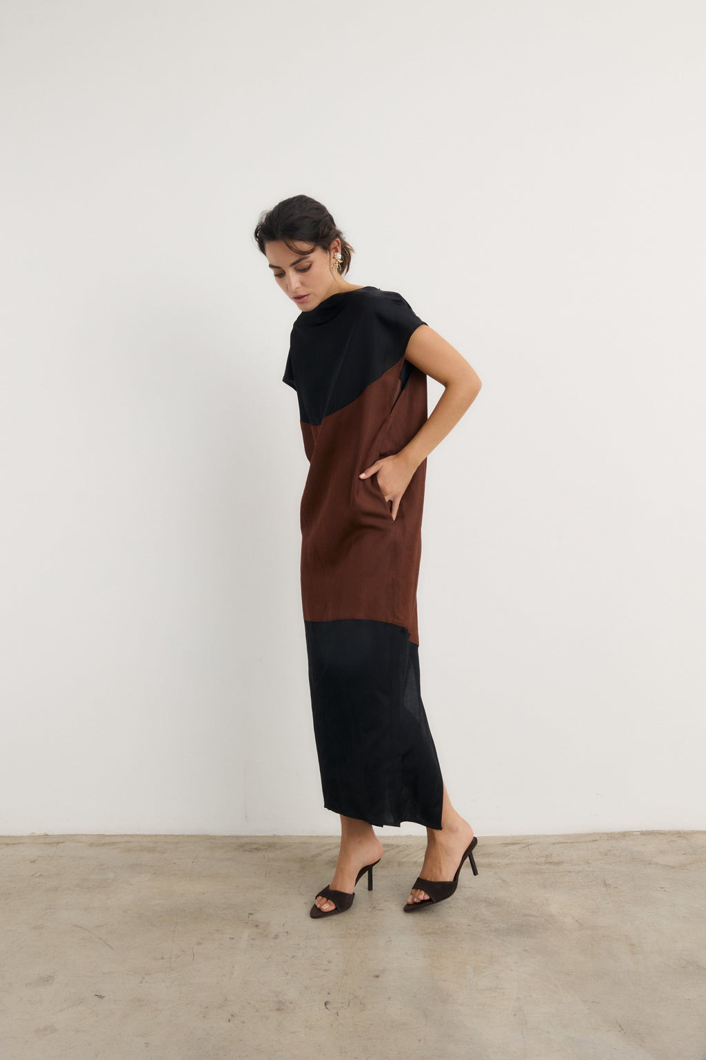 Vestido Nefertiti marrón-negro