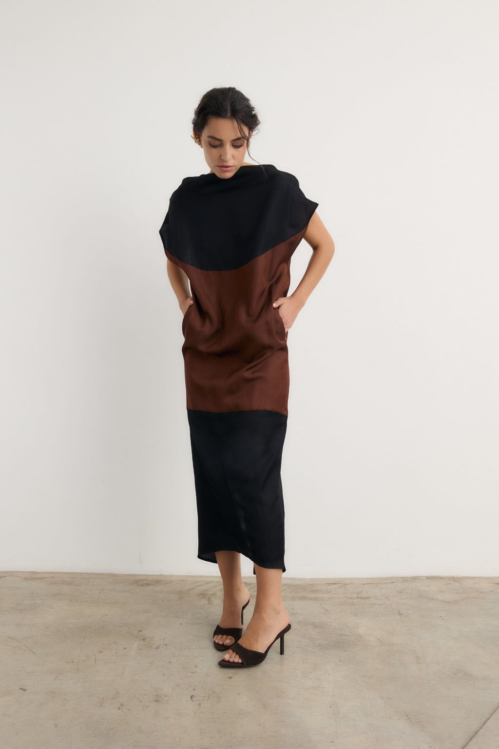 Vestido Nefertiti marrón-negro