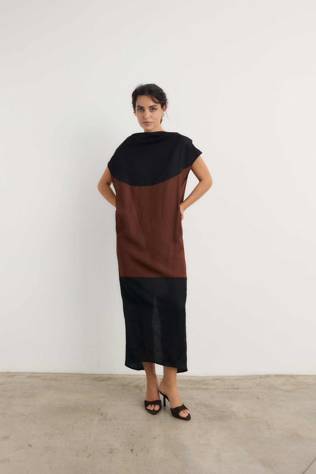 Vestido Nefertiti marrón-negro
