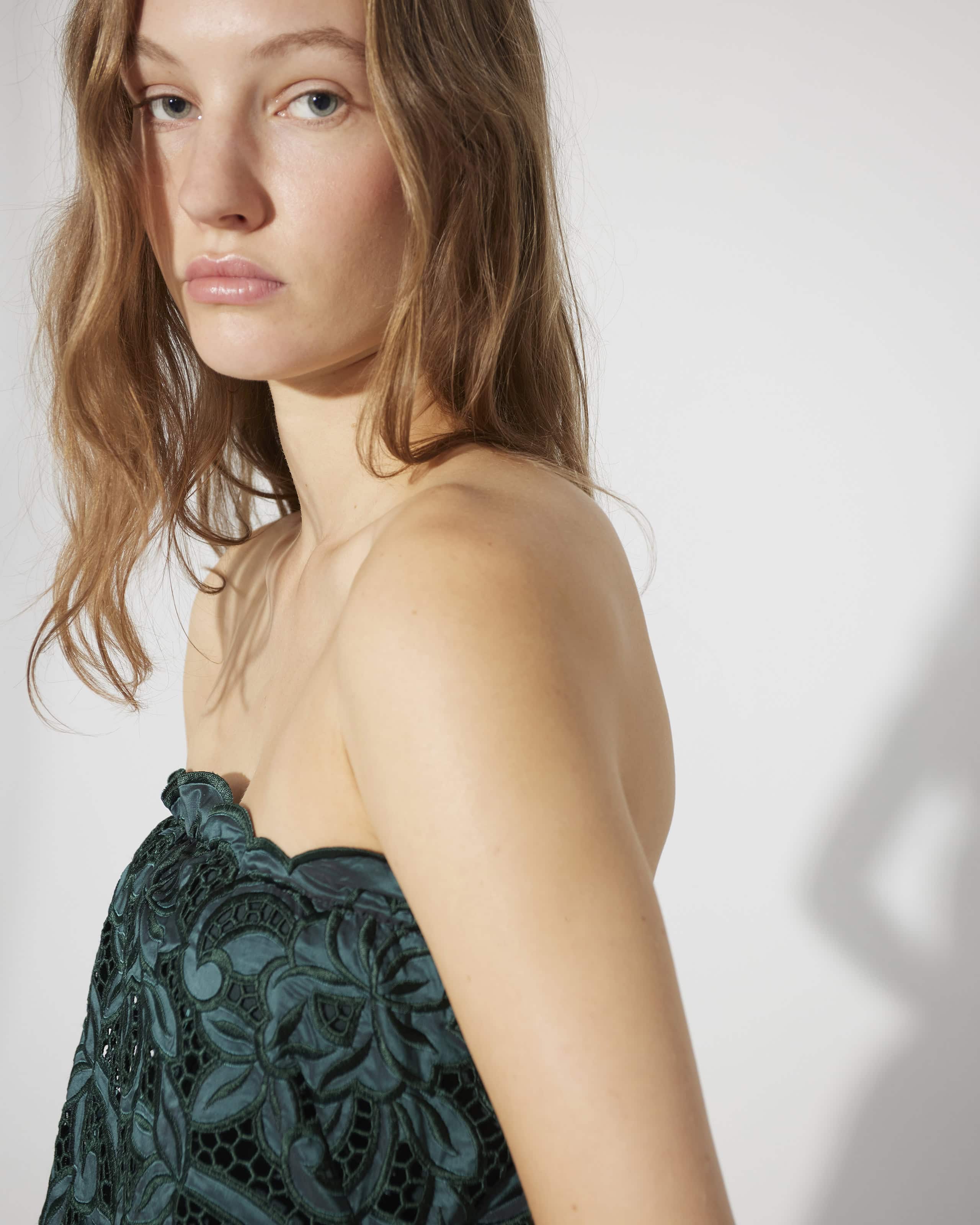Vestido palabra de honor de encaje